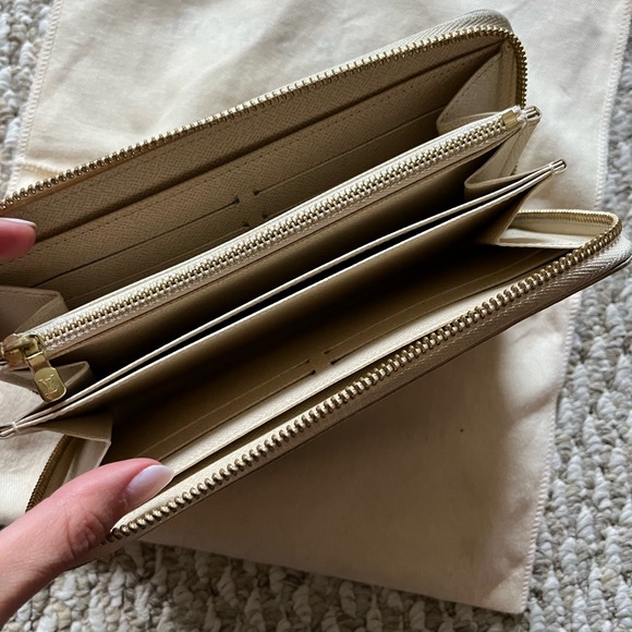 Authentic Louis Vuitton Damier Azul Zippy Wallet - Picture 7 of 9